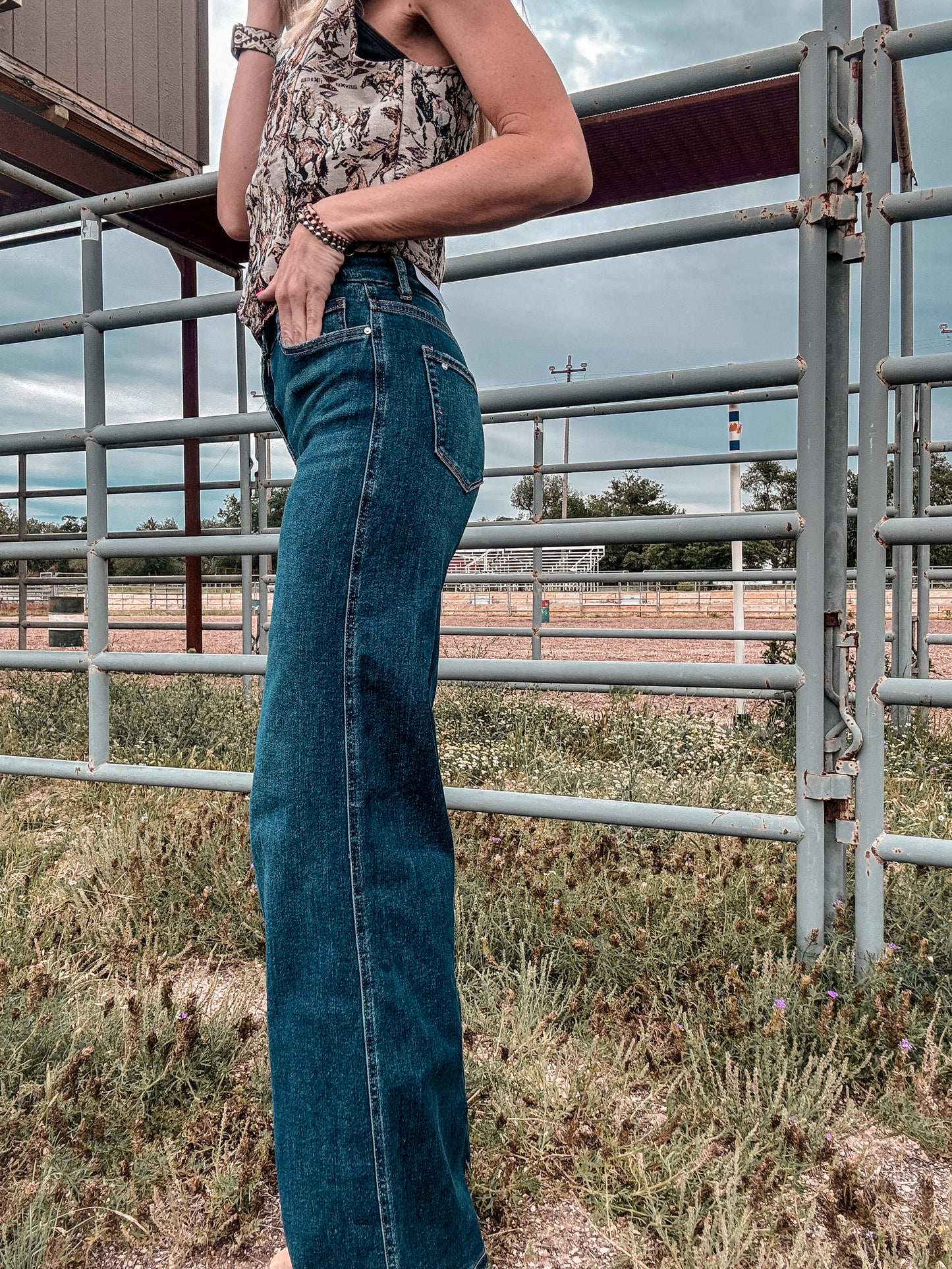 The Hawley Wide Leg Jeans (Dark Wash) - The Vintage Emmie