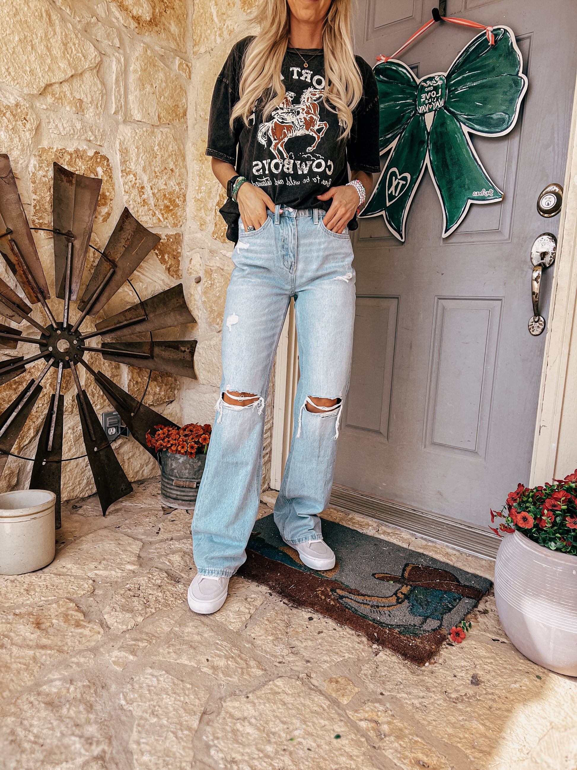 The Plainview 90's Distressed Denim Jeans (Light Wash) - The Vintage Emmie