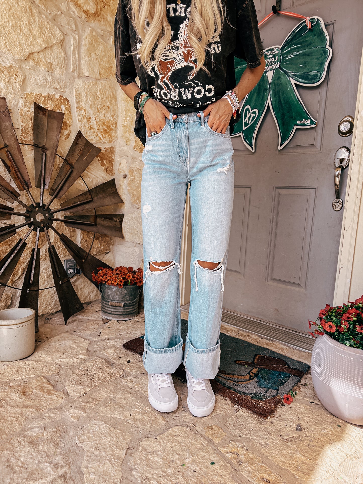 The Plainview 90's Distressed Denim Jeans (Light Wash) - The Vintage Emmie