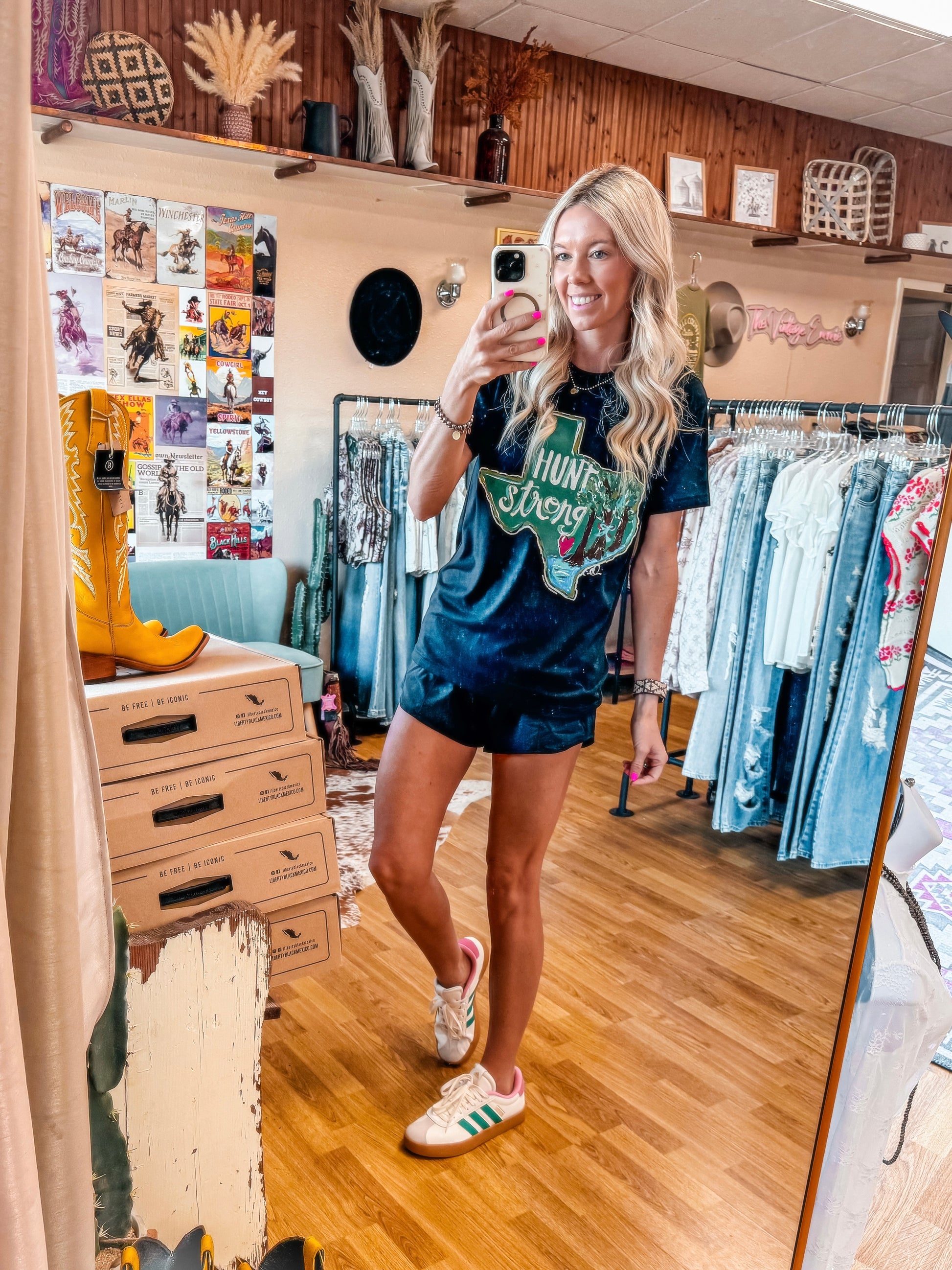 Hunt Strong Graphic Tee (Black) - The Vintage Emmie