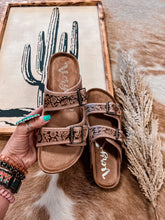The Saluria Tooled Sandals (Light Brown)