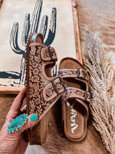 The Saluria Tooled Sandals (Light Brown)