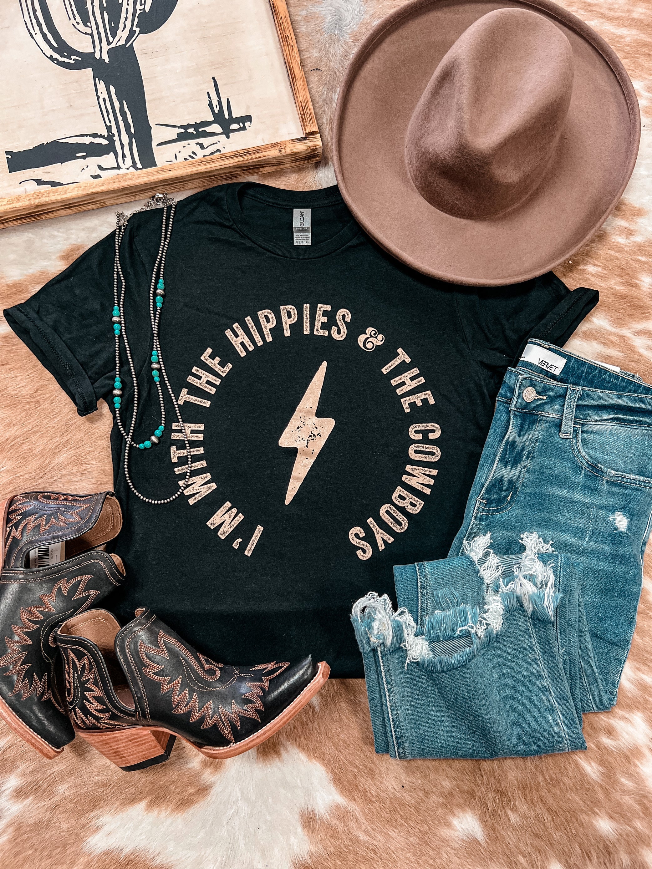 LONG LIVE THE HIPPIES AND THE COWBOYS TEE BLACK – RODEO HIPPIE